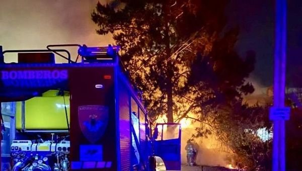 Varios vehículos afectados tras incendio en taller mecánico