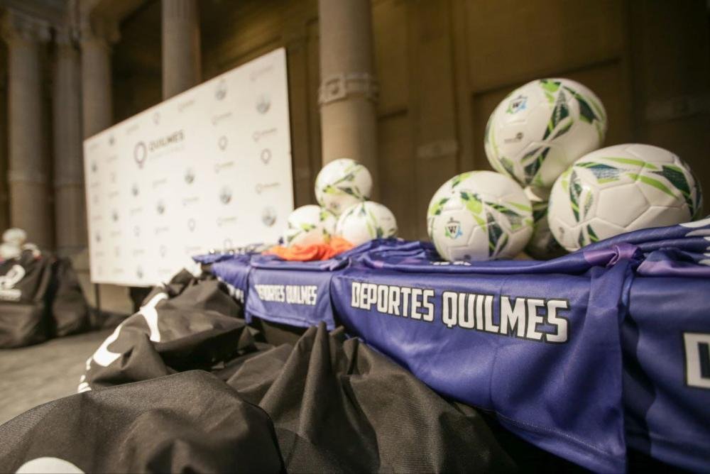 Entregaron bolsones con material deportivo a clubes de barrio