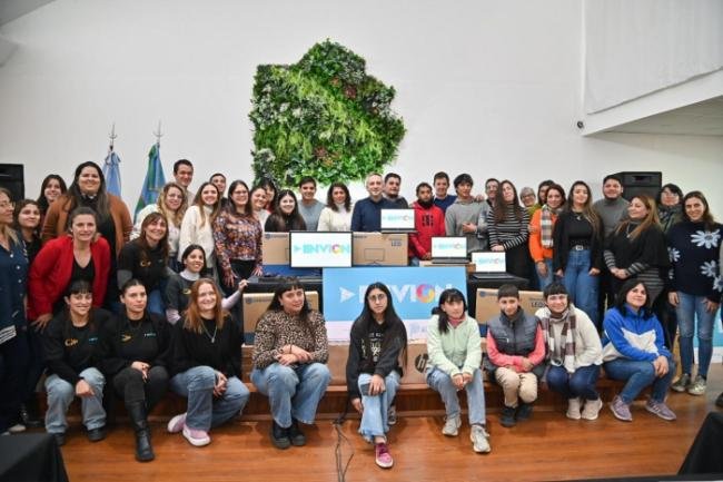 Entregaron computadoras a jóvenes del Programa Envión
