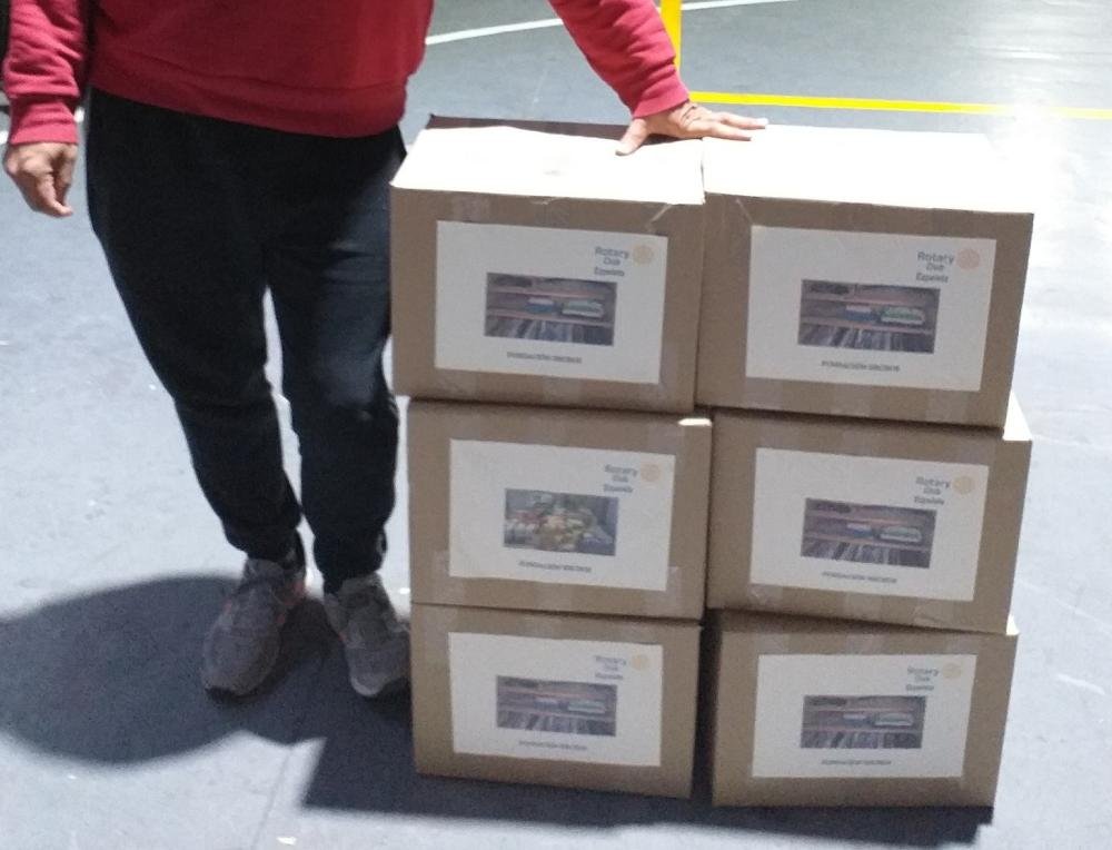El Rotary donó ropa, alimentos y calzado a la Fundación Hechos