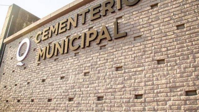 Insólito: Llevaron al cementerio en silla de ruedas a una anciana que había muerto hace tres días
