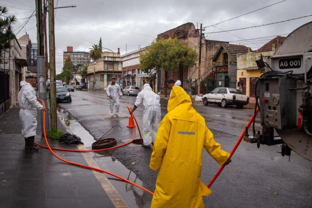 Un fuerte trueno despertó a miles de vecinos que descansaban en el feriado y dio comienzo a las lluvias