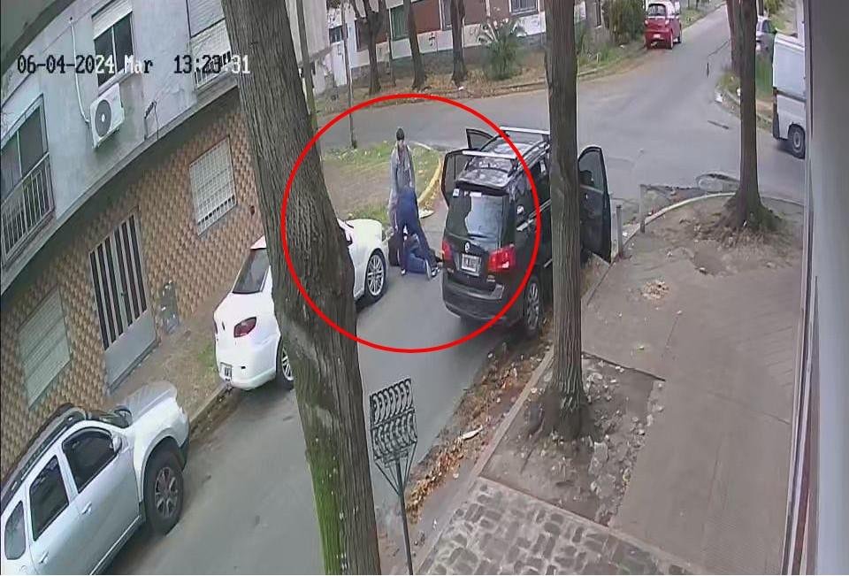 Robaron un auto a plena luz del día y golpearon al dueño