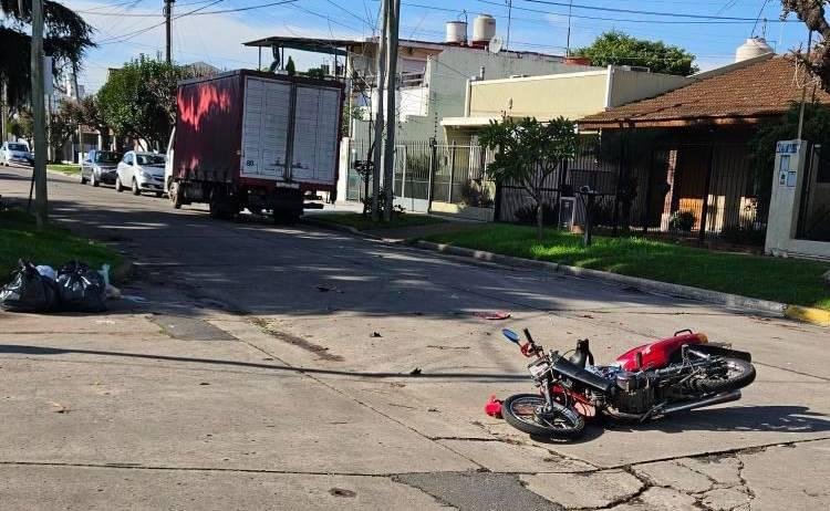 Motociclista fue hospitalizado tras chocar contra un camión