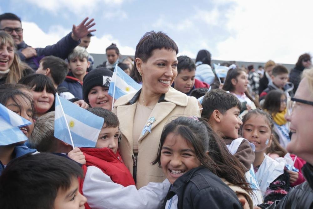 Mayra Mendoza tomó la Promesa a la Bandera a estudiantes