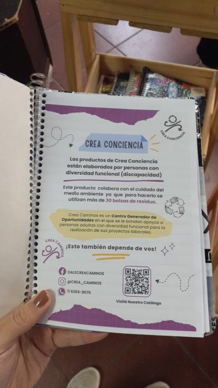 Jóvenes con discapacidad venden productos hechos con material reciclado