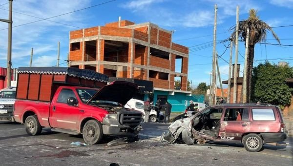 Fuerte choque múltiple dejó dos heridos y caos de tránsito