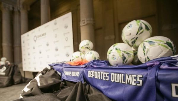 Entregaron bolsones con material deportivo a clubes de barrio
