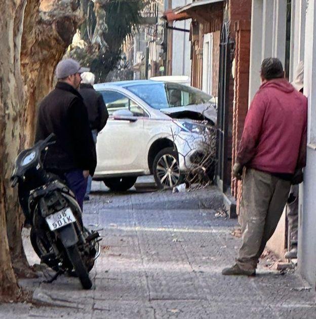 Le robaron el auto y como no sabían manejar se estrellaron contra una casa