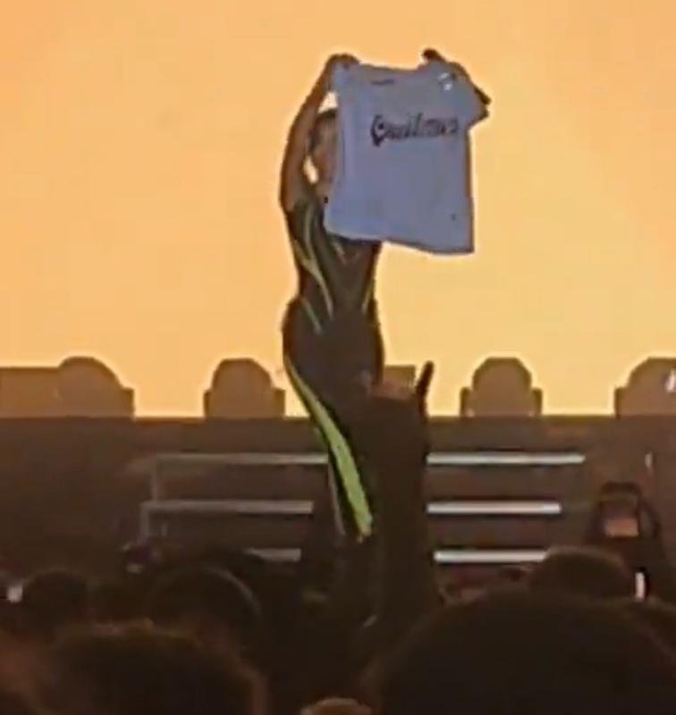 “Aguante Quilmes”: María Becerra revolucionó España con una camiseta del cervecero