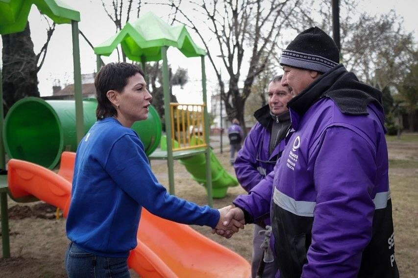 Limpiaron e instalaron juegos nuevos en la Plaza Mariano Moreno
