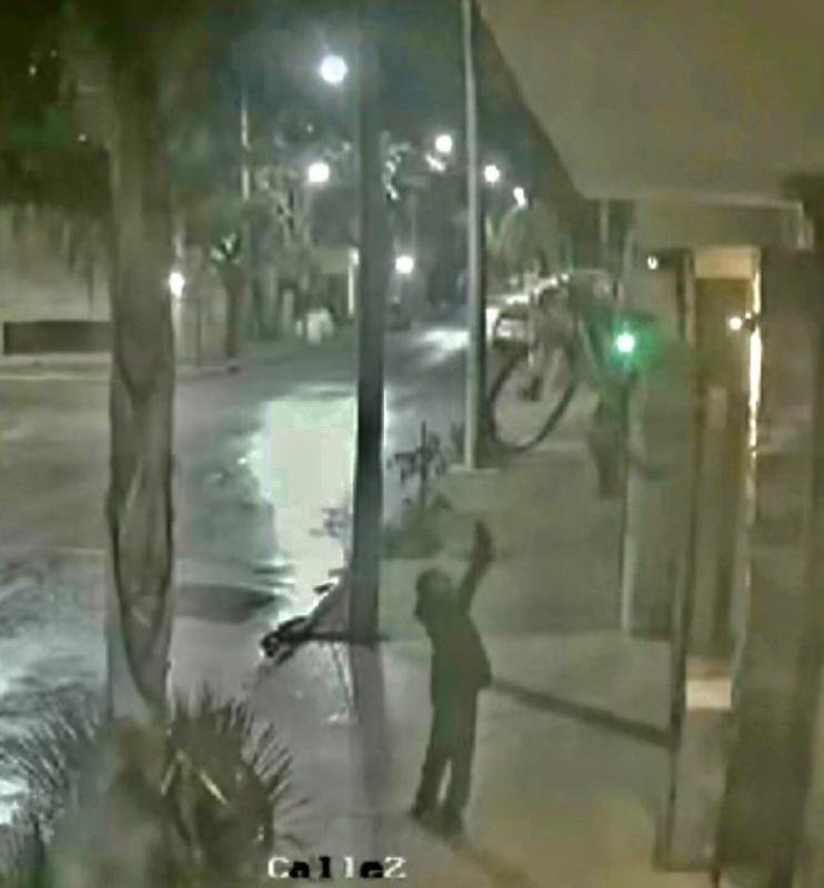 [VIDEO] Treparon a un balcón y robaron dos bicicletas