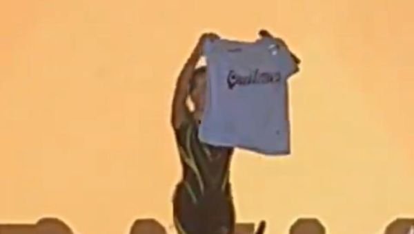 “Aguante Quilmes”: María Becerra revolucionó España con una camiseta del cervecero