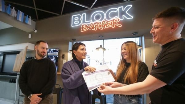 Mayra Mendoza entregó la habilitación a una nueva hamburguesería
