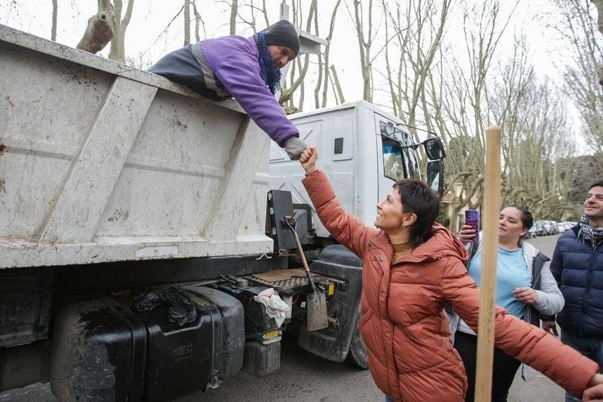 Mayra Mendoza supervisó un operativo integral de limpieza en Villa Argentina