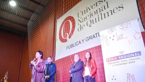 Mayra Mendoza recorrió la Feria Regional de Educación, Artes, Ciencias y Tecnología en la UNQ