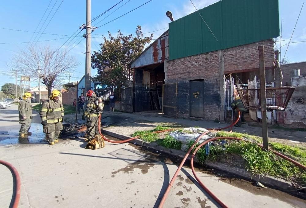Bomberos combatieron incendio en una vivienda