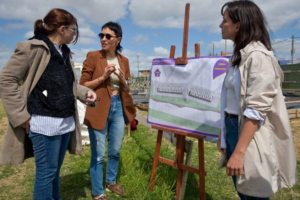 Mayra Mendoza y Silvina Batakis supervisaron la obra de viviendas en el barrio La Odisea