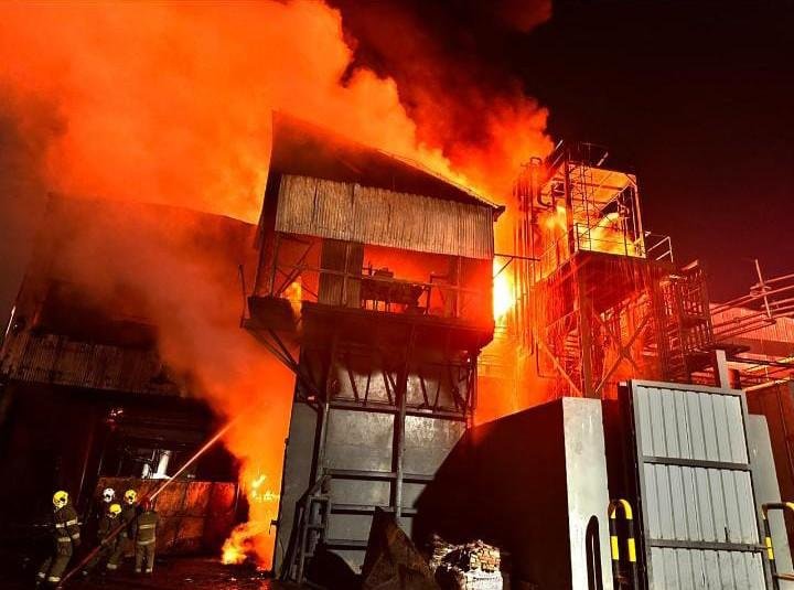 Voraz incendio en una refinería de Quilmes Oeste