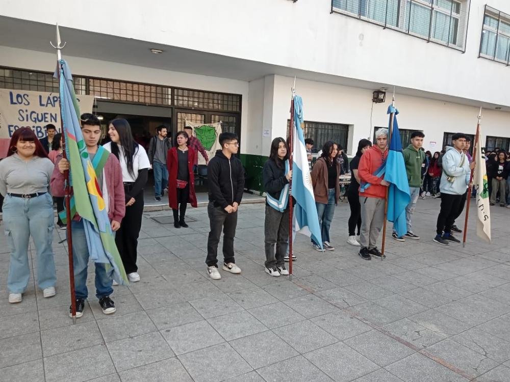 Alumnos de la ES N° 15 recordaron la "Noche de los Lápices"