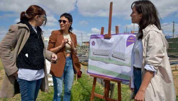 Mayra Mendoza y Silvina Batakis supervisaron la obra de viviendas en el barrio La Odisea