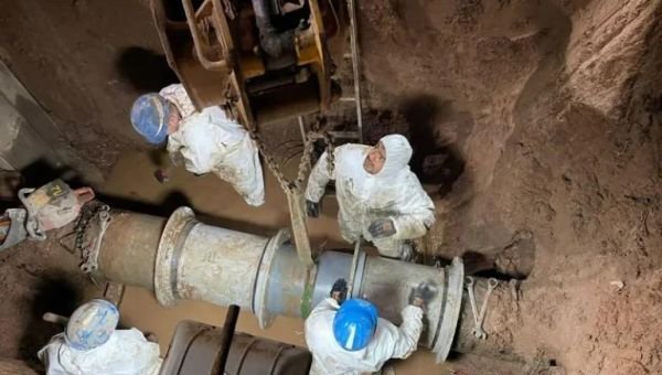 AySA trabaja en la reparación de una cañería