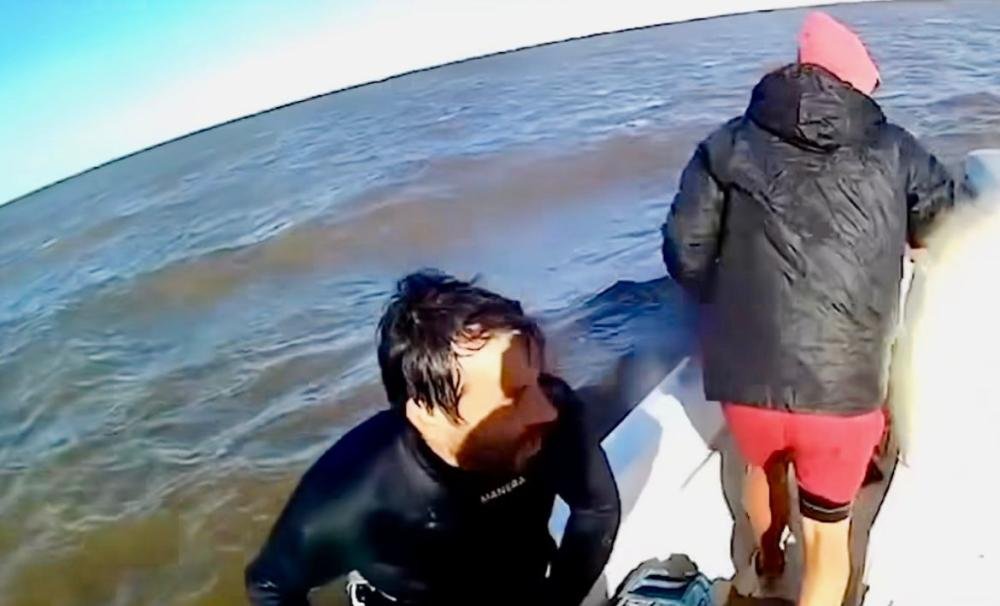 [VIDEO] Rescataron a kitesurfista varado a mil metros de la playa