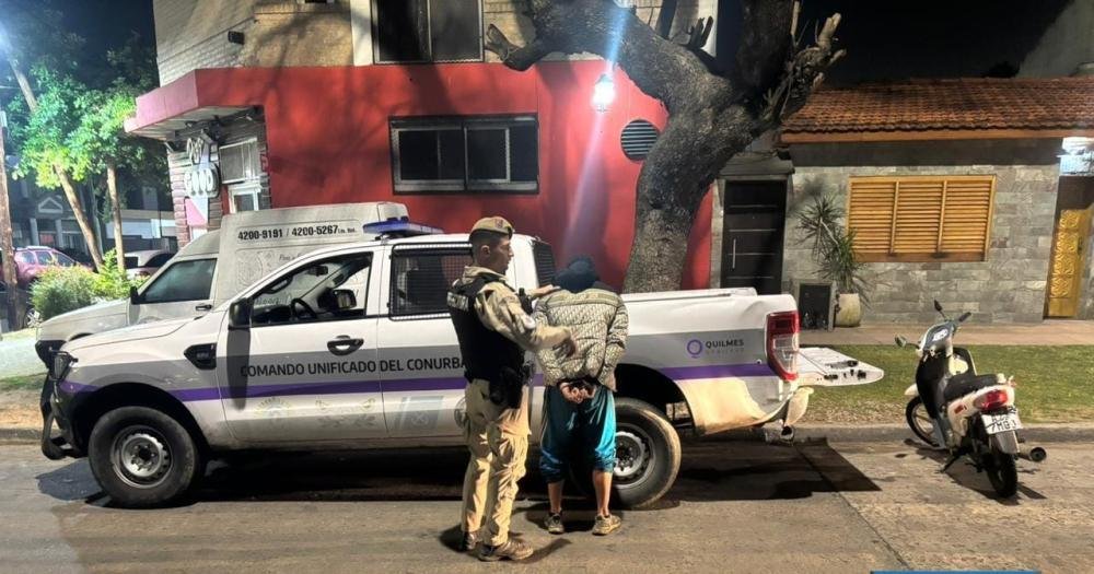 Quisieron robar una moto, huyeron armados y uno fue detenido al ingresar a una vivienda