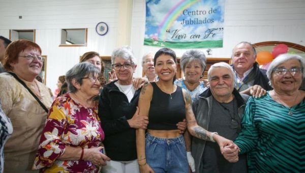 Mayra Mendoza desayunó con un centenar de jubilados