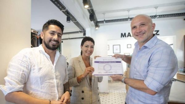 Mayra Mendoza entregó habilitación a un local y se reunió con dueños de Foodtrucks