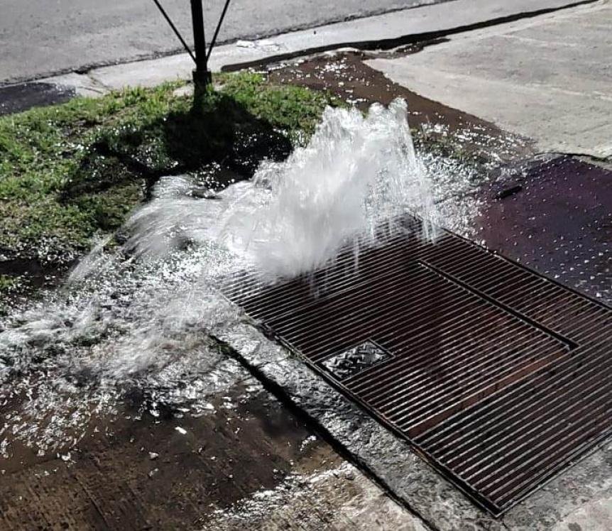 Se inundó una cámara subterránea y dejó a varios vecinos sin agua ni luz