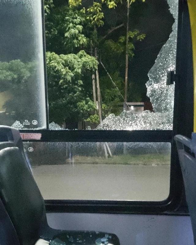 Apedrearon un colectivo e hirieron a una pasajera