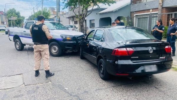 Entradera y persecución: Terminaron chocando contra un patrullero