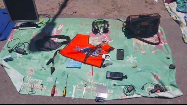 Detuvieron a un feriante que vendía elementos de la Policía