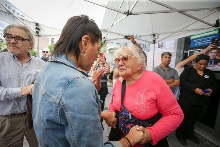 Jubilados protestaron frente a PAMI Quilmes por la quita de medicamentos gratuitos