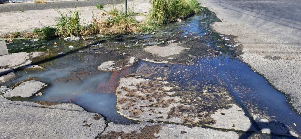 Vecinos denuncian desbordes cloacales y exigen respuestas a AySA