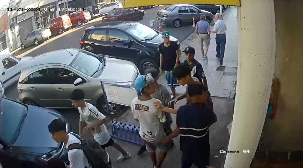 Un grupo de jóvenes destrozó un comercio para golpear a un "Trapito"