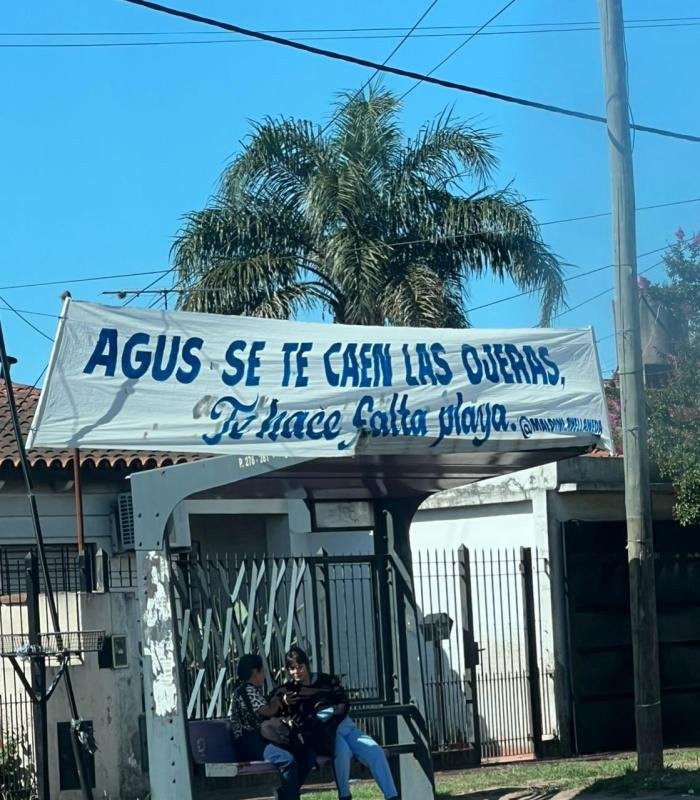 Extraños pasacalles en Quilmes Oeste despertaron la curiosidad de vecinos: ¿De qué se trata?