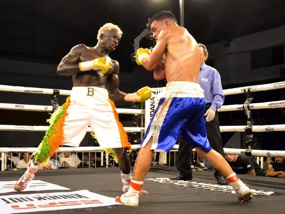 Otro triunfo para el boxeador senegalés que de día es vendedor ambulante en Quilmes