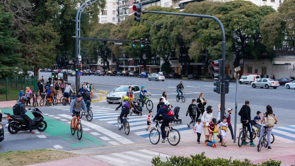 El peatón y la bicicleta en el tránsito: prioridad, derechos y responsabilidades