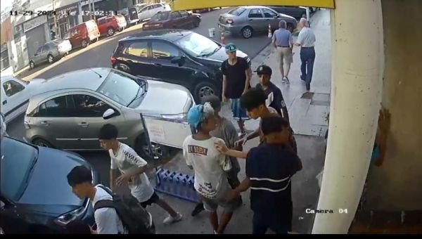 Un grupo de jóvenes destrozó un comercio para golpear a un "Trapito"