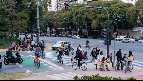 El peatón y la bicicleta en el tránsito: prioridad, derechos y responsabilidades