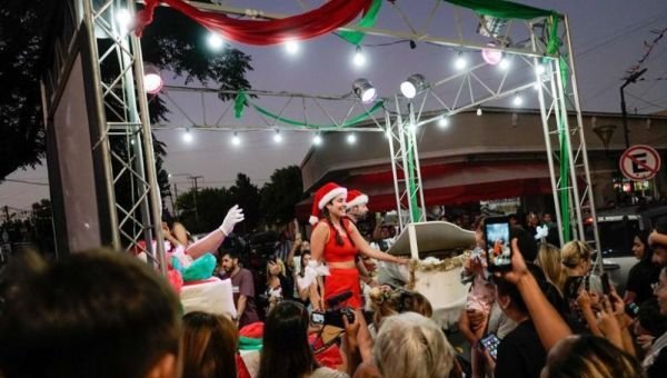 "La Noche de Ezpeleta": Arranca el fin de semana navideño con descuentos y shows