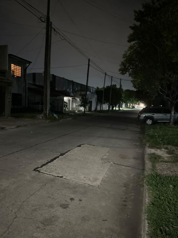 Ezpeleta: Reclaman por falta de luz en una cuadra que lleva meses a oscuras