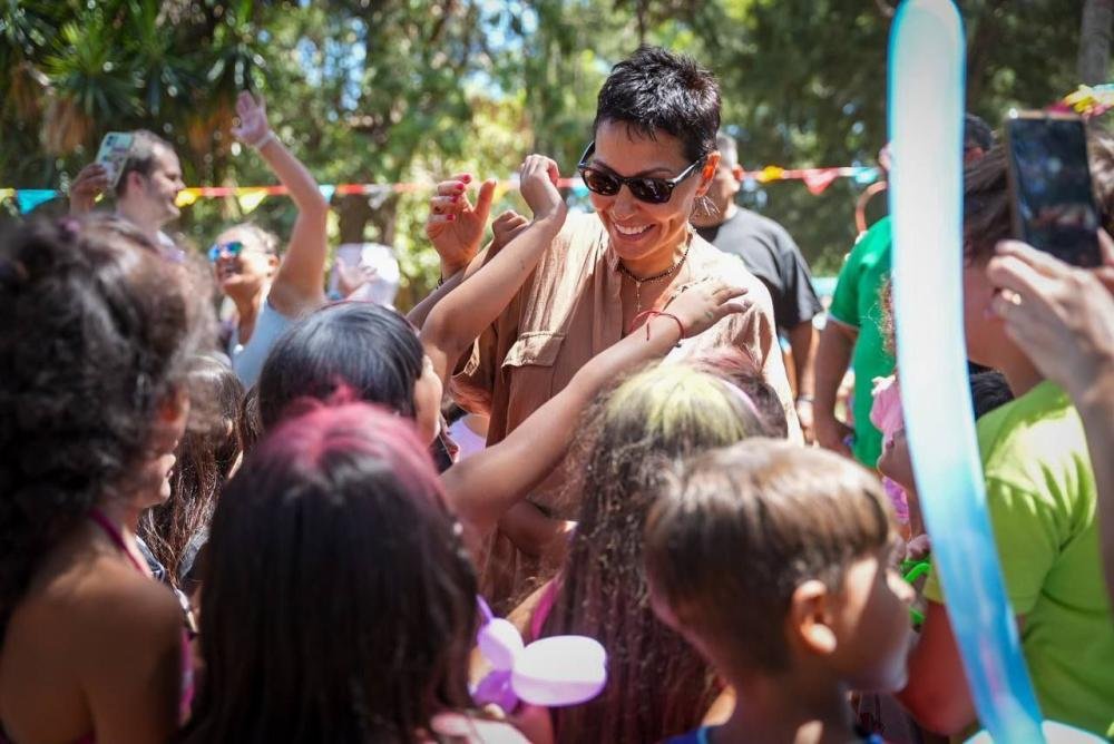 Mayra Mendoza junto a 400 niños en el cierre del programa "Escuelas Abiertas en Verano"