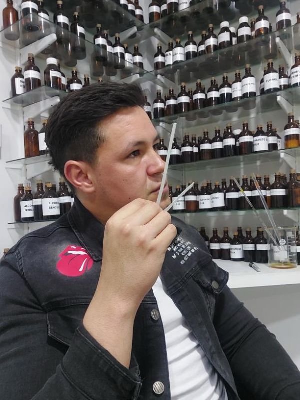 Premiarán a perfumista bernalense que busca sintetizar el 
