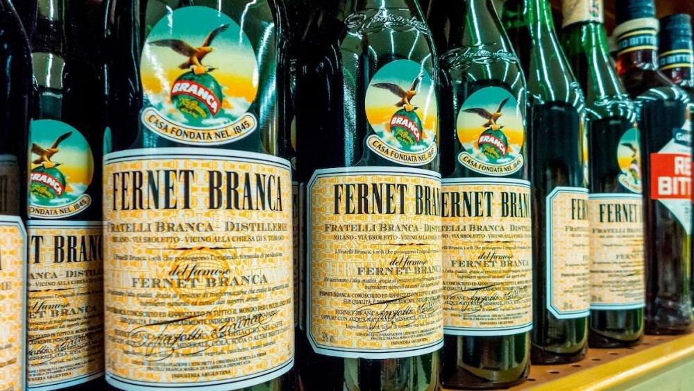 Subastarán botellas de Fernet y aperitivos a mitad de precio: ¿Cómo participar?