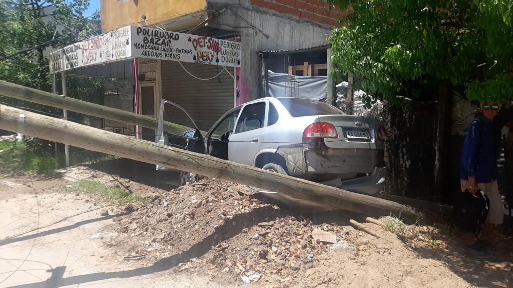 Robó un auto, lo persiguió Prefectura y terminó chocando
