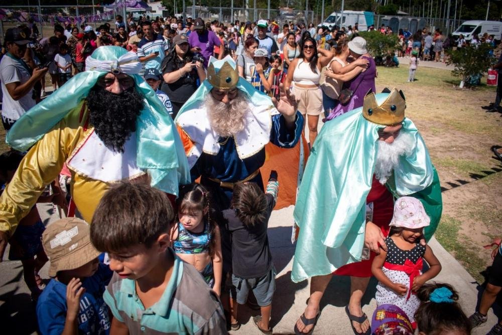 Los Reyes Magos repartieron regalos a miles de niños