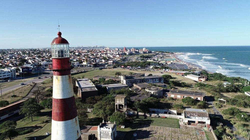 Playas con faros, la moda natural que se impone este verano en la Costa Atlántica